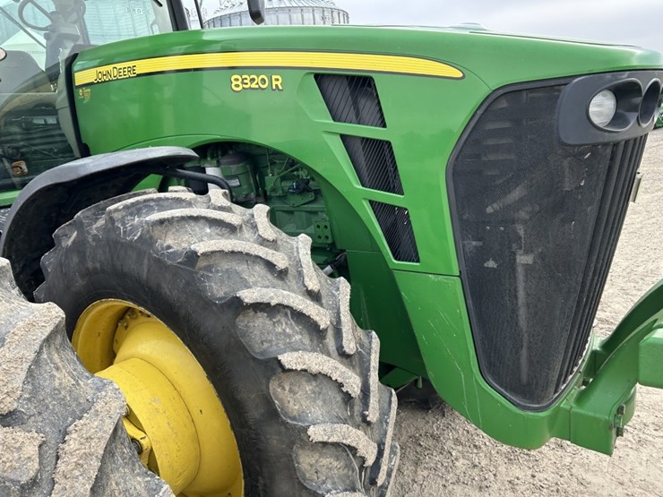 2015-john-deere-8320r-image-13
