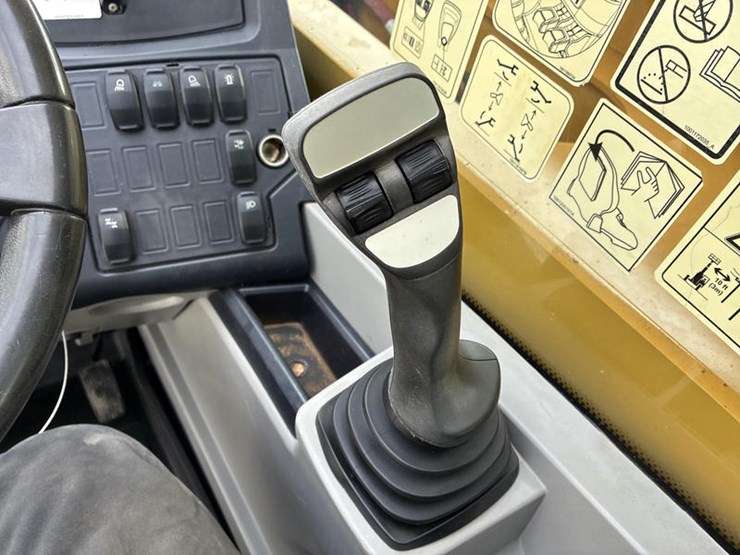 2019-caterpillar-tl1055d-image-60