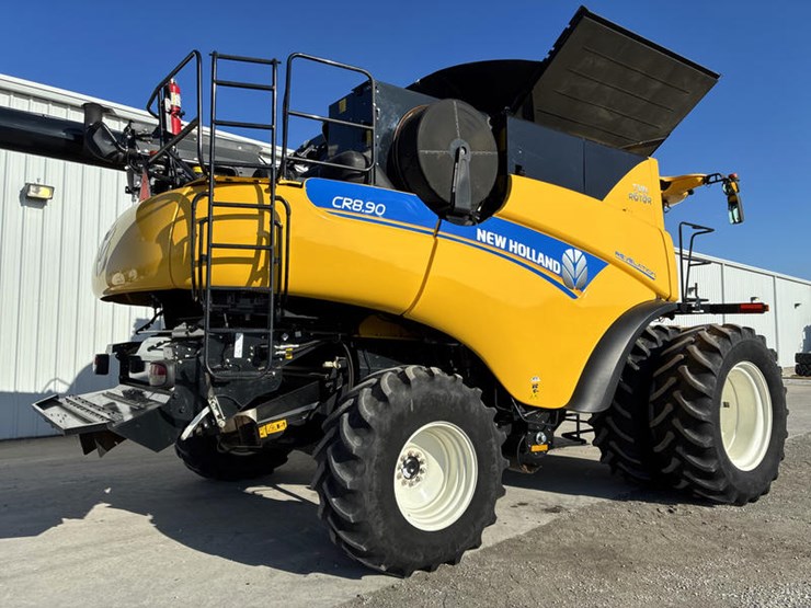 2018-new-holland-cr8.90-image-4