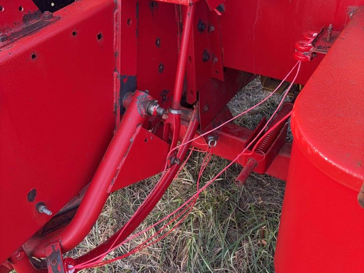 new-holland-570-image-8