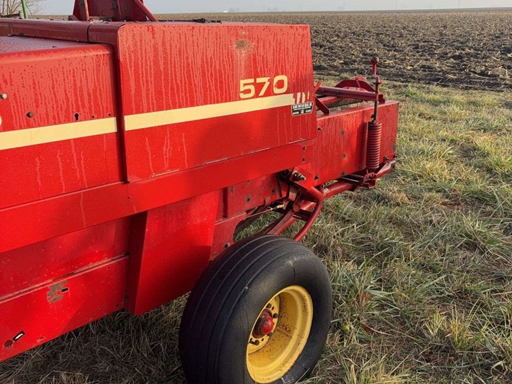 new-holland-570-image-3