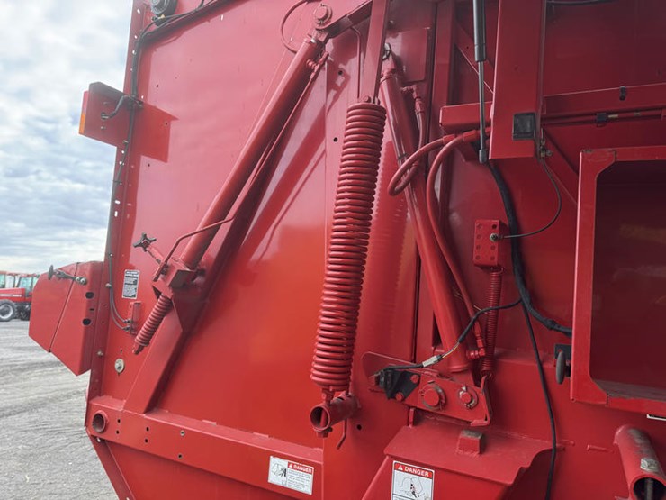 2013-new-holland-br7070-image-24