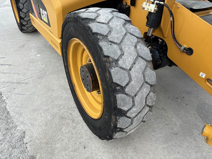 2019-caterpillar-tl1055d-image-42