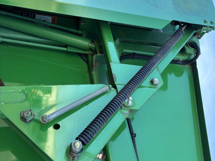 2009-john-deere-568-image-40