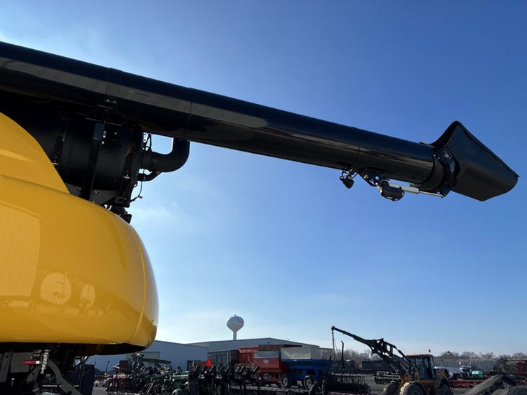 2018-new-holland-cr8.90-image-15