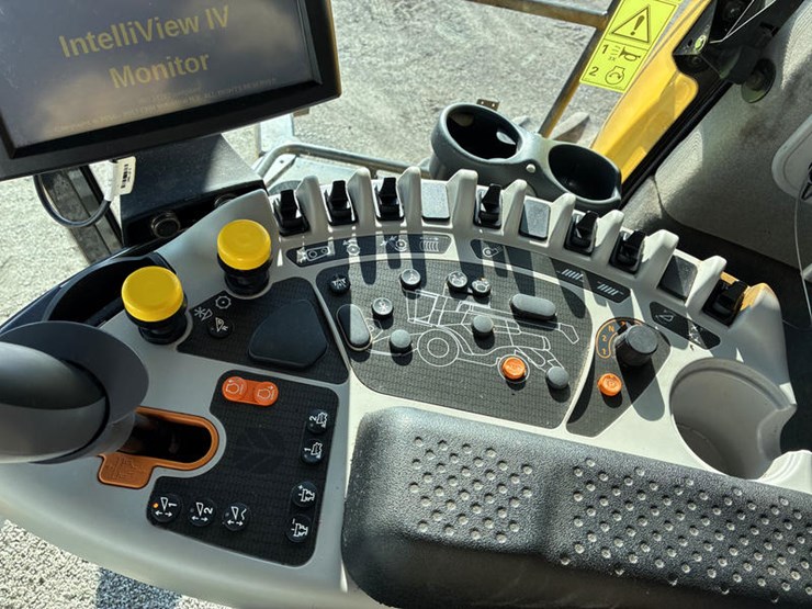 2018-new-holland-cr8.90-image-106