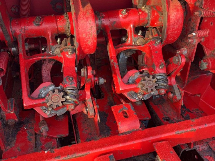 new-holland-570-image-5