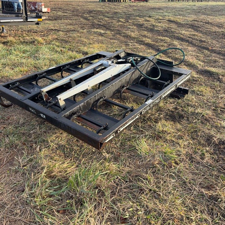 Hoelscher 100 accumulator for skid steer