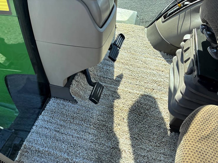 2014-john-deere-8295r-image-75