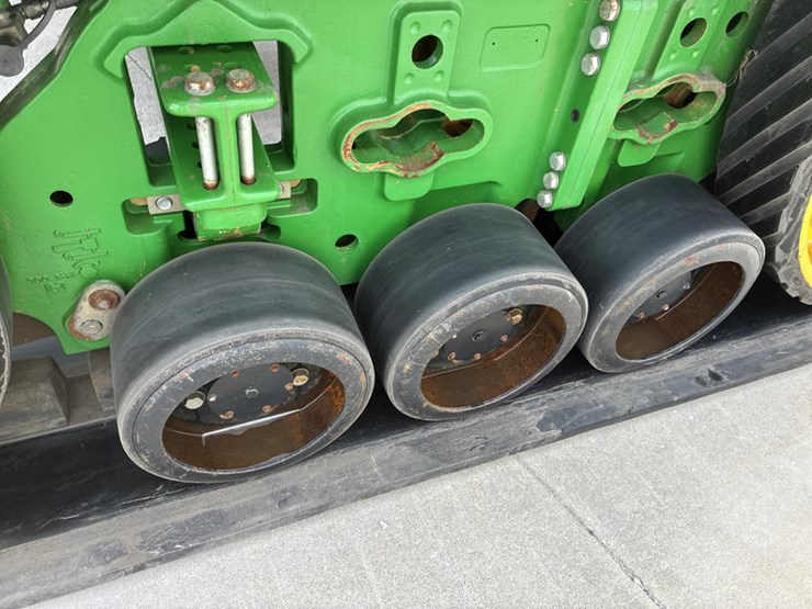 2011-john-deere-8335rt-image-61