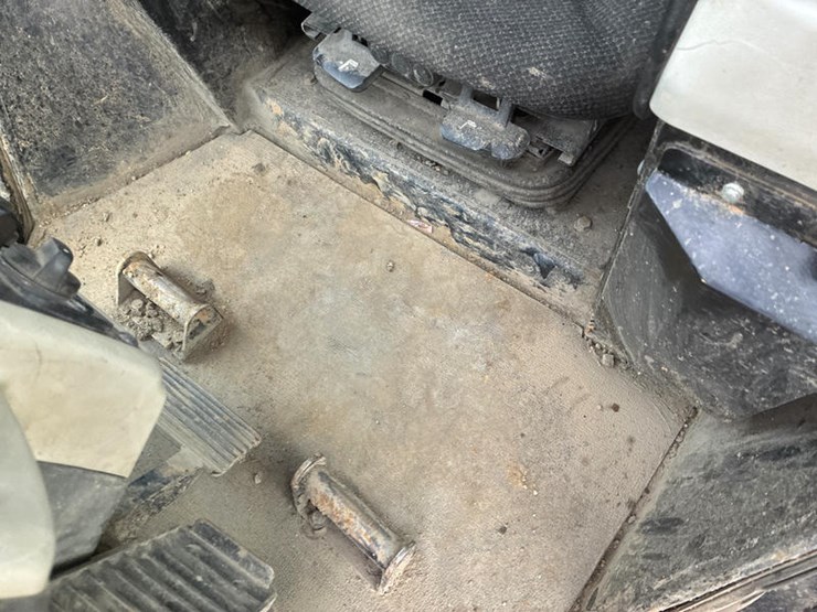 2016-caterpillar-d6n-lgp-image-32