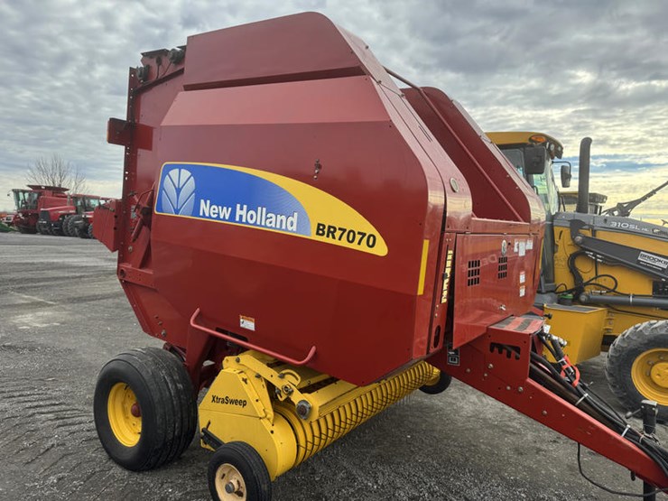 2013-new-holland-br7070-image-1