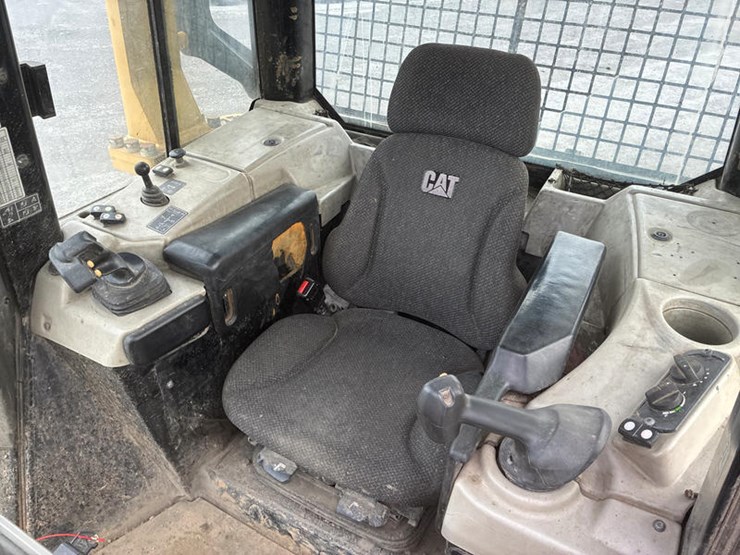 2016-caterpillar-d6n-lgp-image-31