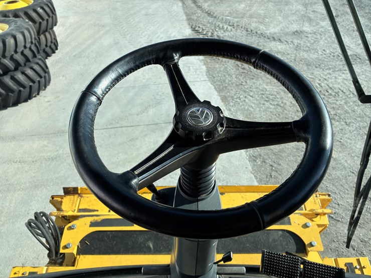 2018-new-holland-cr8.90-image-100