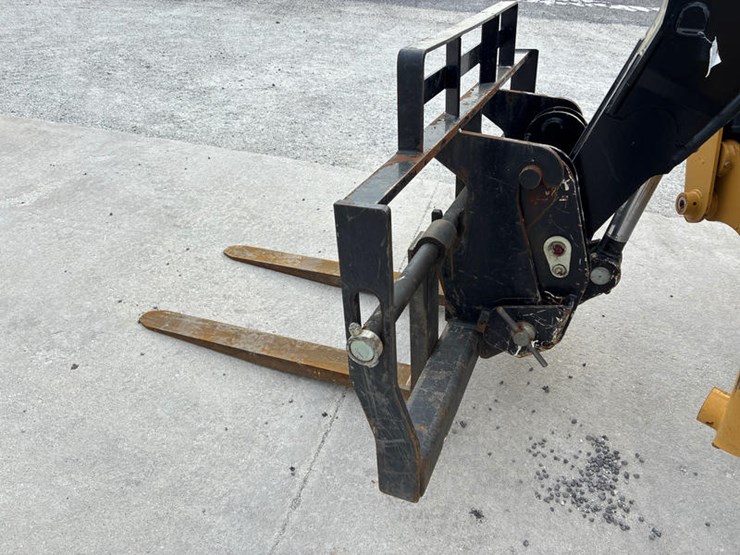 2019-caterpillar-tl1055d-image-37