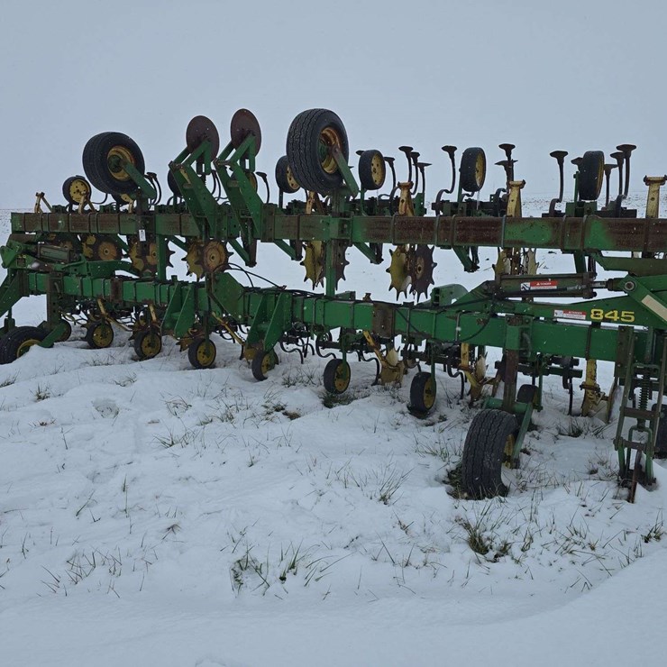 JOHN DEERE 845