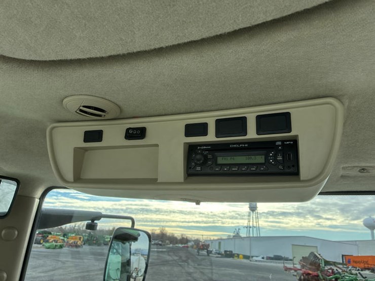 2011-john-deere-8335rt-image-82