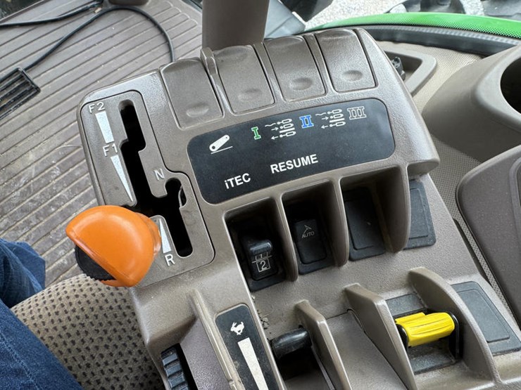 2011-john-deere-8335r-image-59