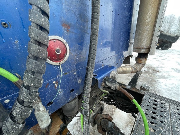 #308-•-2005-freightliner-columbia-semi-tractor-(has-wi-title)-(denmark,-wi)-image-49