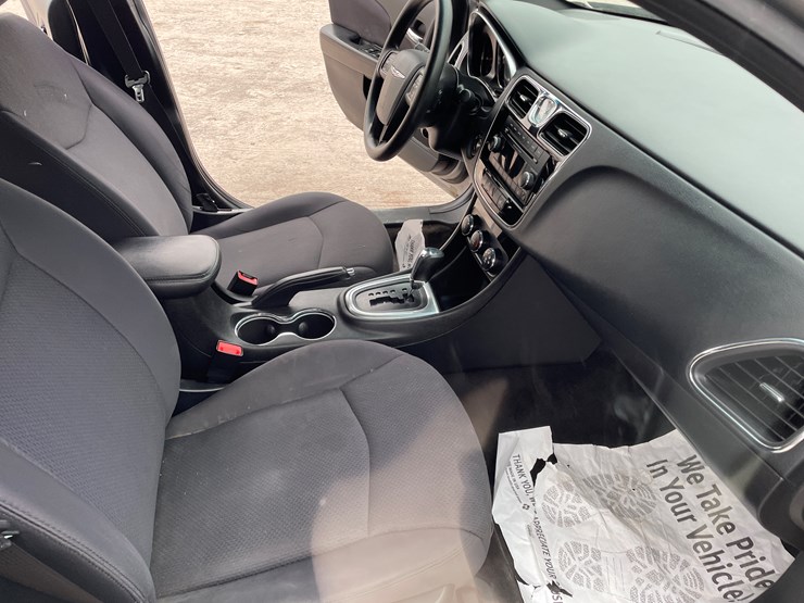 #111-•-2013-chrysler-200-(nm-title)-image-38