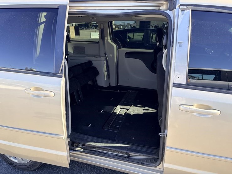 2016-dodge-caravan-image-10