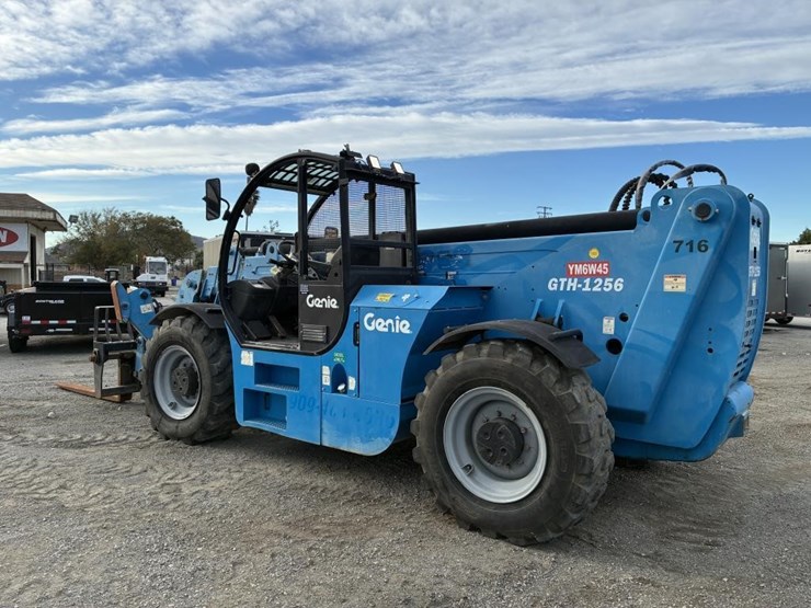 2015-genie-gth-10telescopic-reach-lift-image-4