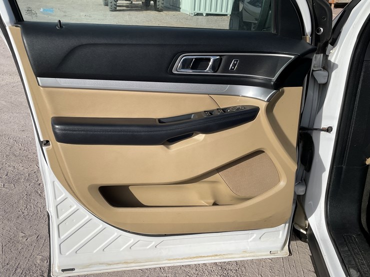 2017-ford-explorer-image-50