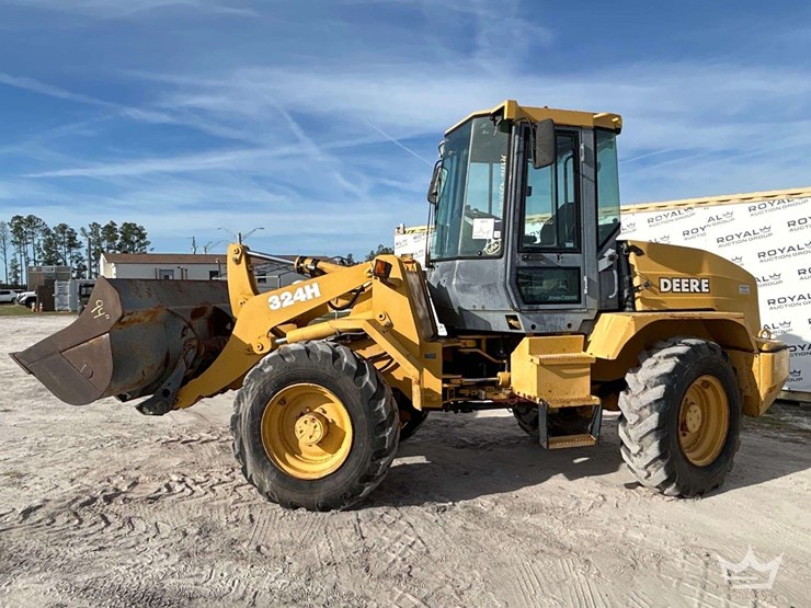 2004-deere-324h-image-32