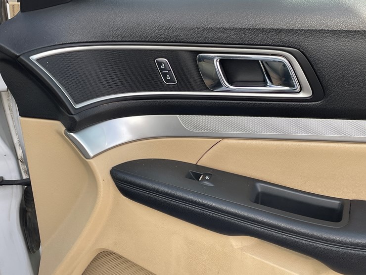 2017-ford-explorer-image-54