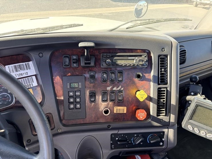 2012-freightliner-m2-semi-truck-tractor-image-9