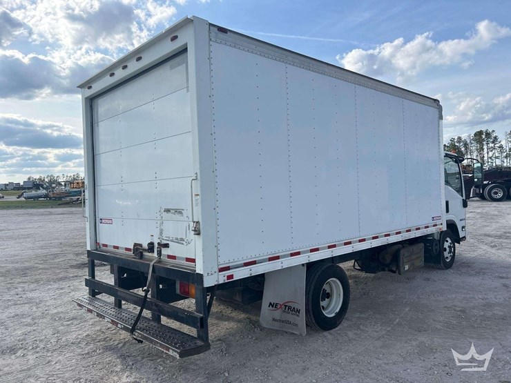 2016-isuzu-npr-image-3