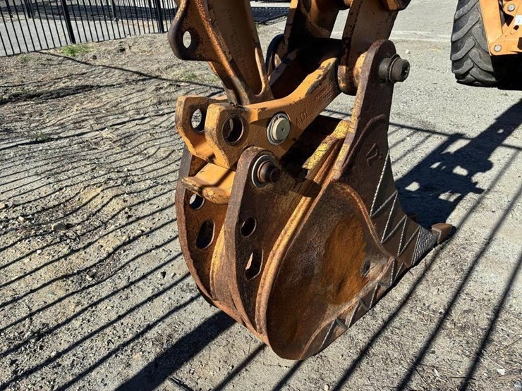 2004-case-580m-image-14