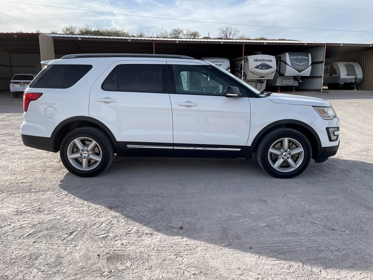 2017-ford-explorer-image-4