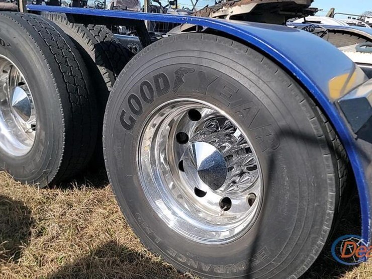 2021-peterbilt-389-image-9