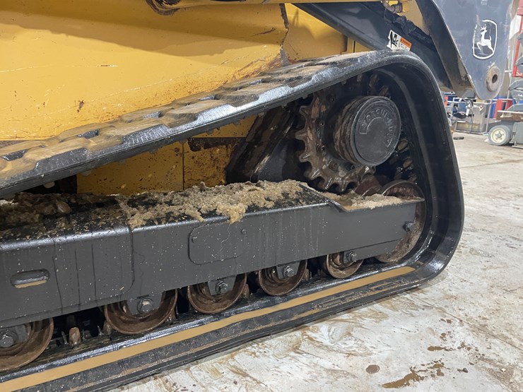 2011-john-deere-329d-image-17