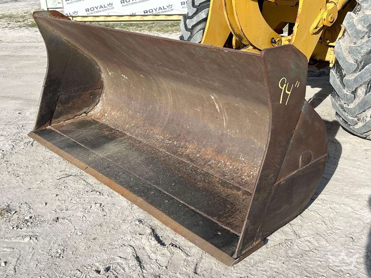 2004-deere-324h-image-13