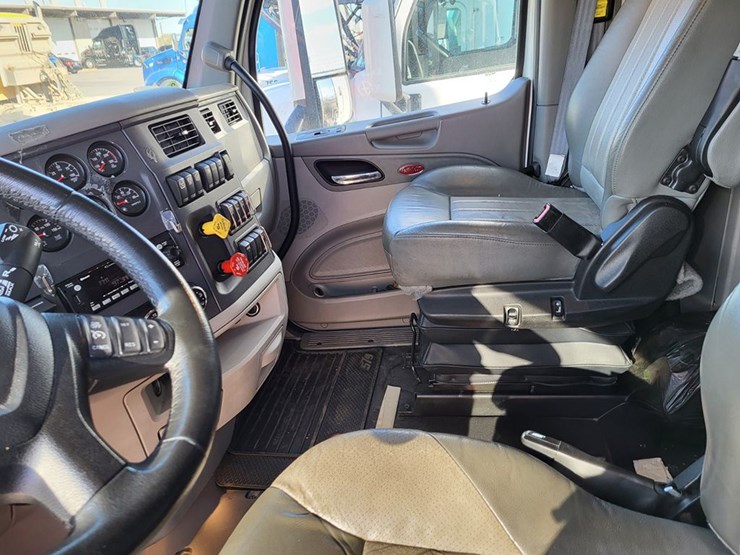 2022-peterbilt-579-image-3