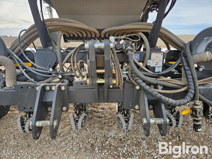 2023-harvest-international-16r30-stack-fold-center-fill-planter-image-9