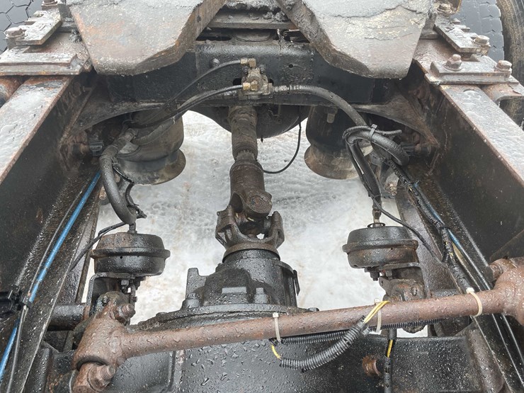 #308-•-2005-freightliner-columbia-semi-tractor-(has-wi-title)-(denmark,-wi)-image-35