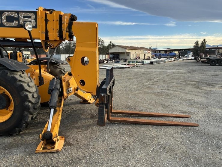 2014-jcb-telescopic-reach-lift-image-6