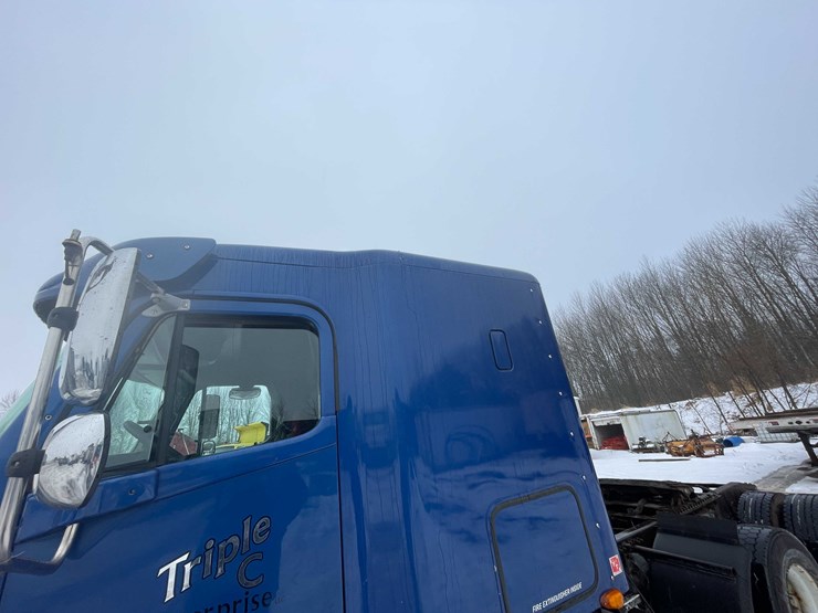 #308-•-2005-freightliner-columbia-semi-tractor-(has-wi-title)-(denmark,-wi)-image-55