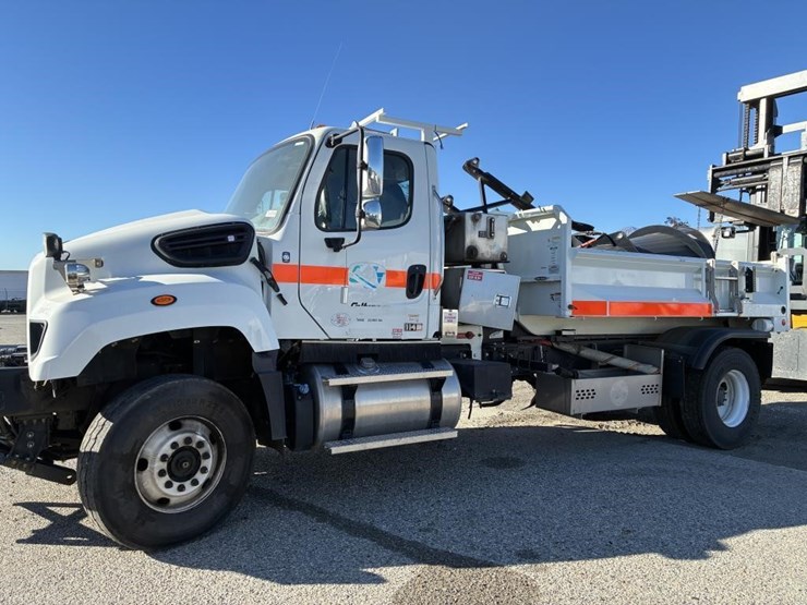 2021-freightliner-dump-truck-image-1