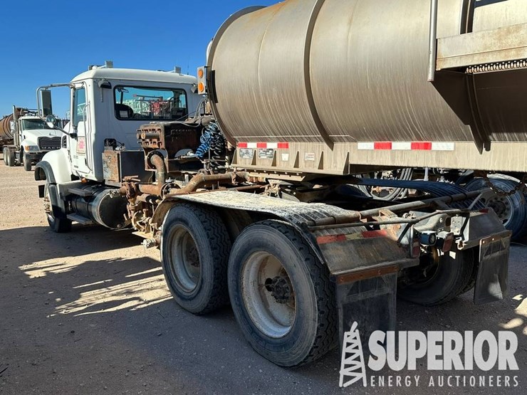 (x)-2005-mack-cv713-t/a-kill-truck,-vin-1m2ag11y7...-image-3