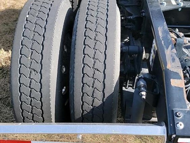 2021-peterbilt-389-image-12