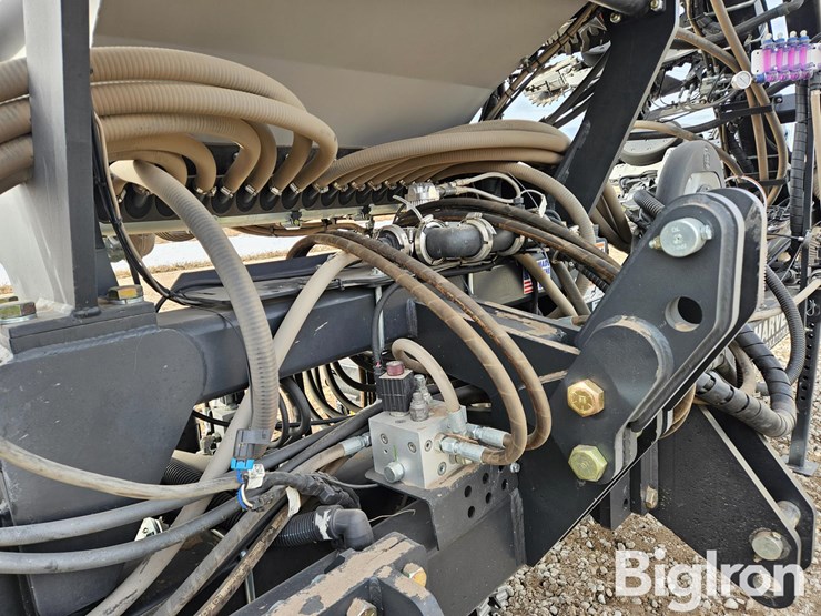 2023-harvest-international-16r30-stack-fold-center-fill-planter-image-19