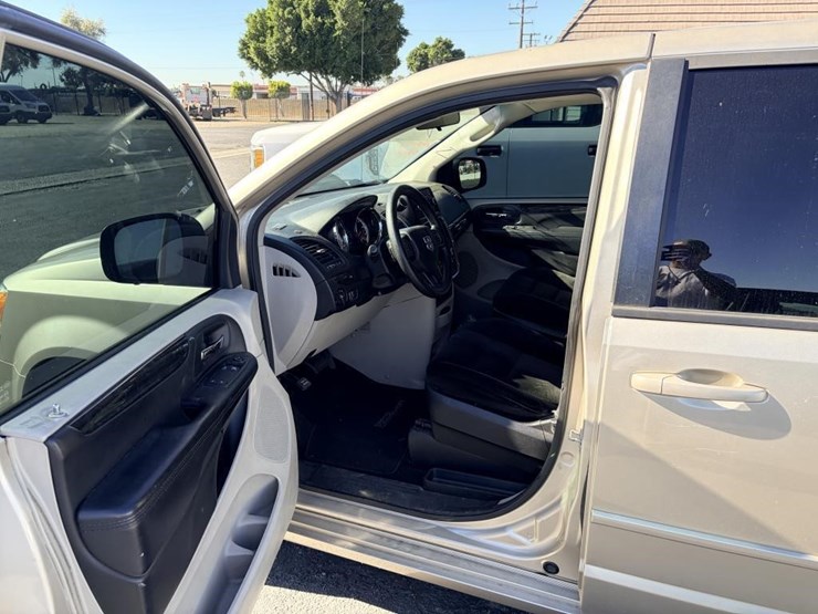 2016-dodge-caravan-image-11