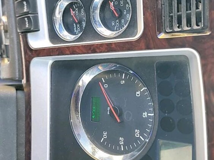 2020-kenworth-w900-image-26