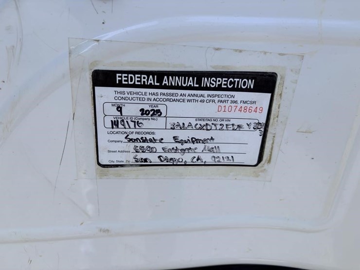 2015-freightliner-m2-106-image-15