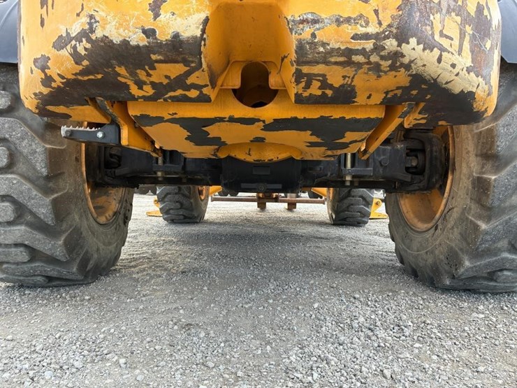 2014-jcb-telescopic-reach-lift-image-11