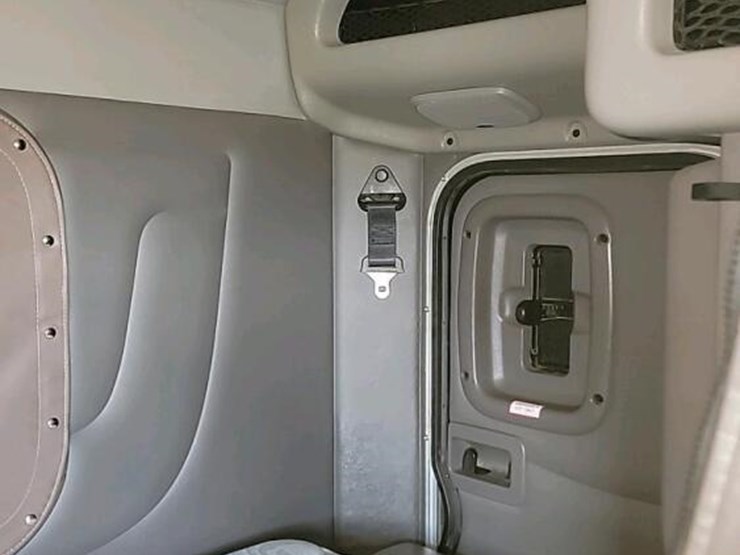 2021-peterbilt-389-image-18